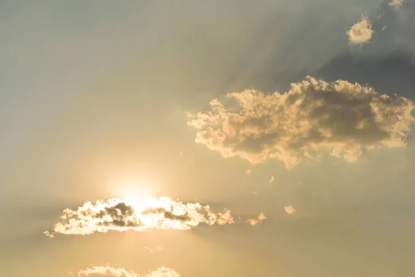 Hermoso Cielo Vainilla Con Nubes Luz Solar Antes Del Atardecer — Foto de Stock