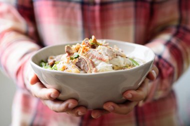 Elle tutulan kasede sığır etli erişte çorbası, Asya yemeği, Tayland usulü.