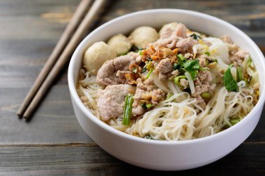 Pirinç eriştesi çorbası, domuz eti ve köfte kasesi ve yemek çubuğu, Asya yemeği, Tayland usulü.