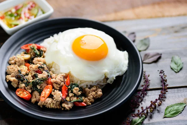 Comida Tailandesa Pad Kaprao Moo Kai Dao Manjericão Santo Frito — Fotografia de Stock