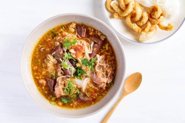 Kuzey Tayland yemekleri (Kanom Jeen Nam Ngeaw), domuz kabuğuyla yenen baharatlı çorbalı pirinç eriştesi.