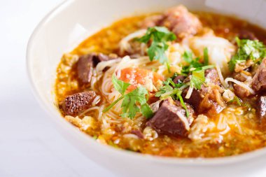 Kuzey Tayland yemeği (Kanom Jeen Nam Ngeaw), bir kasede baharatlı çorba ile pirinç eriştesi, yakın çekim