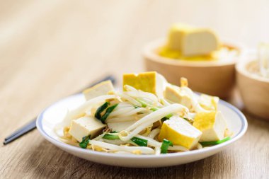 Kızarmış mung fasulyesini tofuyla karıştır, Asya 'da vejetaryen yemeği.