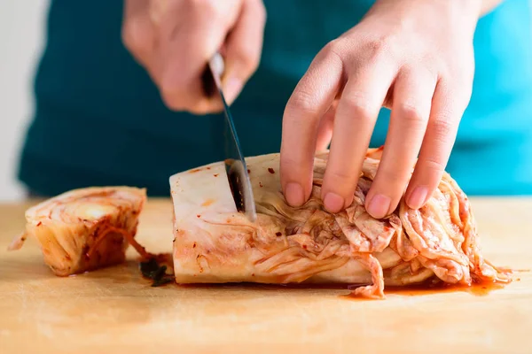 Hand Hält Küchenmesser Und Schneiden Kimchi Kohl Auf Holzbrett Hausgemachte — Stockfoto