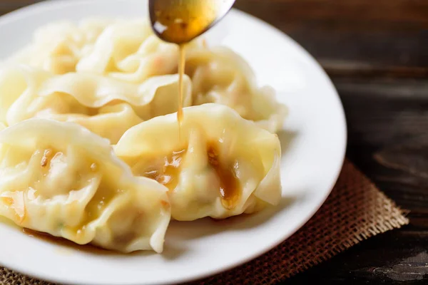 Pieczone Knedle Wonton Nadziewane Mieloną Wieprzowiną Krewetkami Jedzącymi Sosem Sezamowym — Zdjęcie stockowe