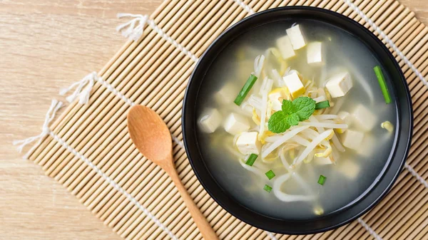 Mung Fasulyesi Çorbası Dilimlenmiş Tofu Kasesi Sağlıklı Asya Vejetaryen Yemeği — Stok fotoğraf