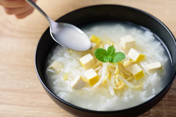 Sopa Arroz Com Brotos Feijão Mungo Tofu Fatiado Uma Tigela — Fotografia de Stock