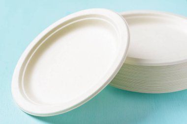 Biyolojik çözünebilir plaka, gübrelenebilir plaka ya da pastel renkli arka planda çevre dostu tek kullanımlık tabak