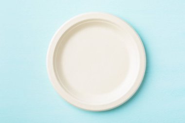 Biyo-çözünebilir plaka, komposta tabağı veya pastel renkli arka planda çevre dostu tek kullanımlık tabak, Üst görünüm