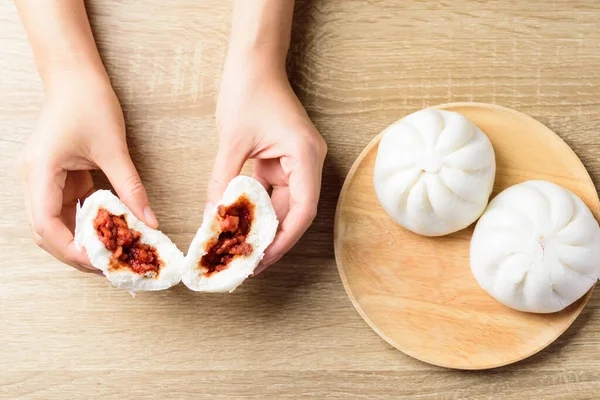 Gedämpfte Mit Rotem Hackfleisch Gefüllte Brötchen Die Mit Der Hand — Stockfoto