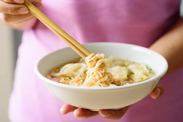 Sopa Fideos Instantáneos Dumpling Wonton Rellenos Con Cerdo Picado Tazón — Foto de Stock