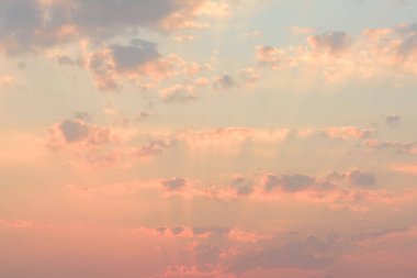 Güzel vanilya gökyüzü bulutlar ve güneş ışığı akşam olmadan önce, doğa arka planı