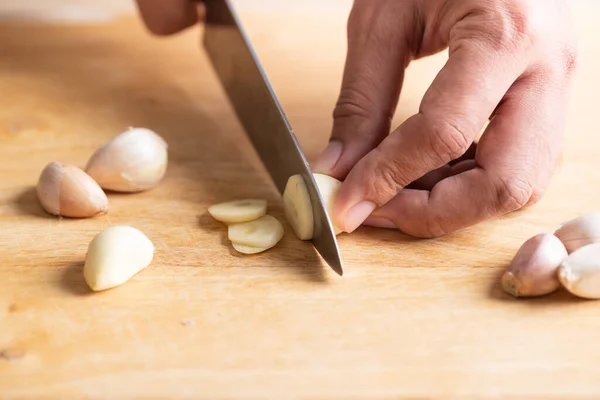 Ruční Držení Kuchyňský Nůž Sekání Česneku Dřevěné Desce Pro Vaření — Stock fotografie