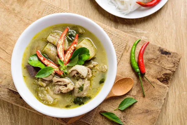 Pollo Curry Verde Tailandés Tazón Sobre Fondo Madera Comida Tailandesa —  Fotos de Stock