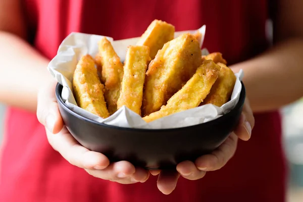 Frittierte Süßkartoffeln Einer Schüssel Mit Der Hand Köstliche Hausgemachte Zwischenmahlzeit — Stockfoto