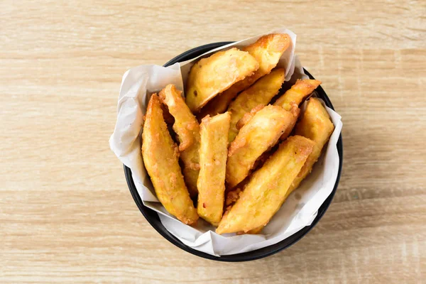 Frittierte Süßkartoffeln Einer Schüssel Auf Holztisch Köstliche Hausgemachte Zwischenmahlzeit Draufsicht — Stockfoto