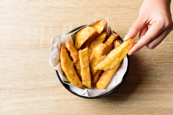 Batata Doce Frita Uma Tigela Comendo Mão Delicioso Lanche Caseiro — Fotografia de Stock