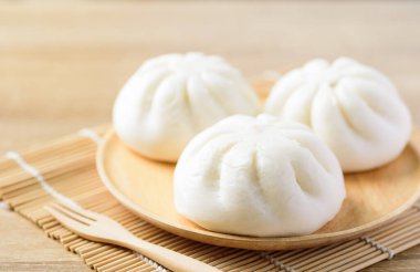 Tahta tabakta kıymalı ve çatallı buğulanmış çörekler yemeye hazır, Asya yemekleri.