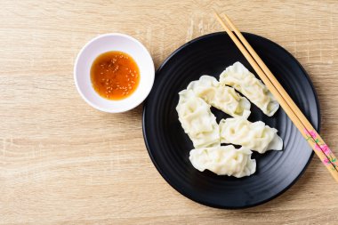 Kıyma ve karidesle doldurulmuş buğulanmış wonton köftesi susam yağı soslu, Asya yemeği, Top View.