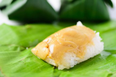 Tay tatlı (Khao Niao Sangkhaya), üstüne yumurta muhallebi tatlı yapışkan pirinç ve taze muz yaprak sarma