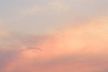 Güzel vanilya gökyüzü, akşam olmadan önce bulutlar, doğa arka planı