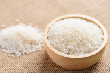 Organik Tayland Jasmine pirinç taneleri ahşap kasede pişmeye hazırlanıyor.