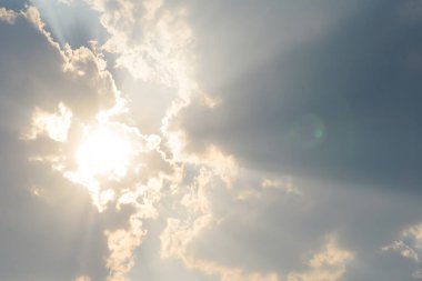 Bulutlu gökyüzü ve öğleden sonra güneş ışığı, doğa arka planı