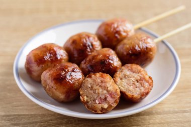 Tayland sosisi ya da Isan sosisi, domuz etli ızgara mayalanmış pirinç.