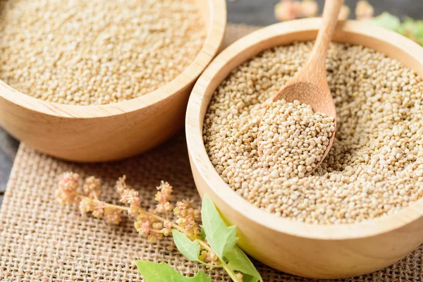 Semi Quinoa Crudi Marroni Biologici Una Ciotola Con Cucchiaio Cibo — Foto Stock