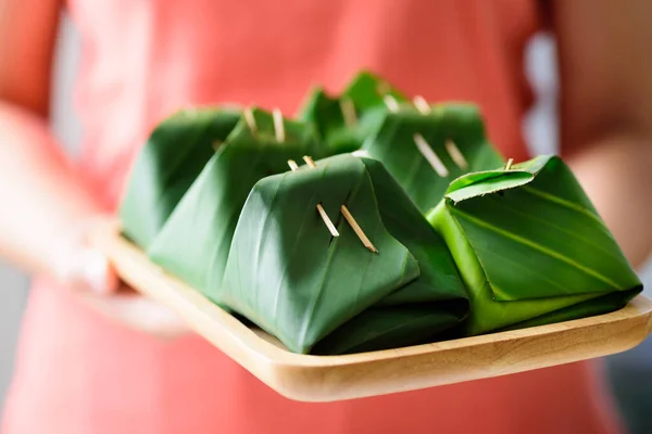 าวเหน ยวหวานก สตาร ดไข วยใบกล วยสดบนถาดไม วยม — ภาพถ่ายสต็อก