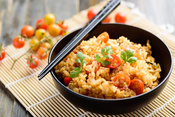 Smażony Ryż Mieloną Wieprzowiną Pomidorami Misce Pałeczkami Azjatyckie Jedzenie — Zdjęcie stockowe