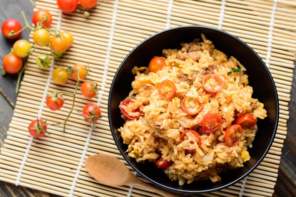 Arroz Frito Con Cerdo Picado Tomate Bol Comida Asiática Vista — Foto de Stock