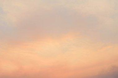 Güzel vanilya gökyüzü, akşam olmadan önce bulutlar, doğa arka planı