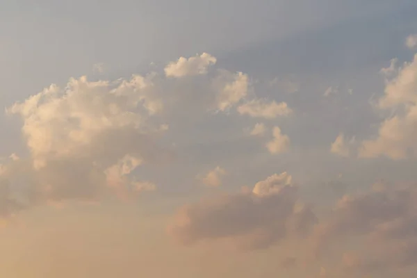 Schöner Vanille Himmel Mit Wolken Und Sonnenlicht Vor Sonnenuntergang Abend — Stockfoto