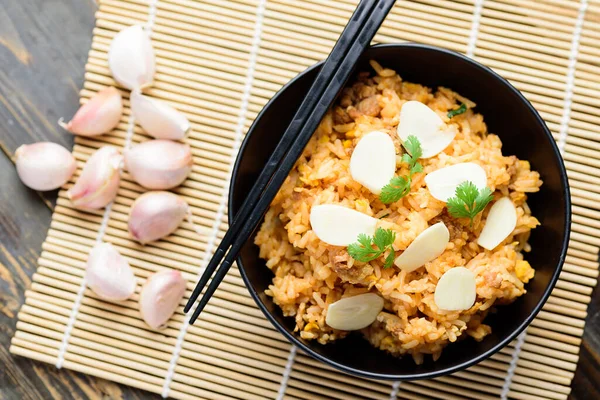 Arroz Frito Con Cerdo Picado Ajo Fresco Bol Con Palillos —  Fotos de Stock