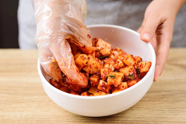 Gotowanie Rzodkiewki Kimchi Krok Mieszanie Papryki Cayenne Krojonej Wiosennej Cebuli — Zdjęcie stockowe