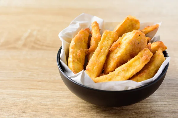 Frittierte Süßkartoffeln Einer Schüssel Auf Dem Holztisch Köstliche Hausgemachte Zwischenmahlzeit — Stockfoto