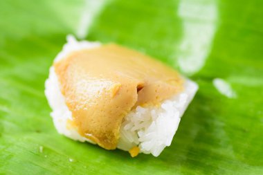 Tay tatlı (Khao Niao Sangkhaya), üstüne yumurta muhallebi tatlı yapışkan pirinç ve taze muz yaprak sarma