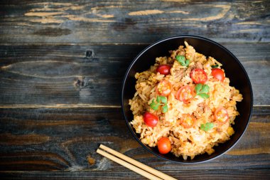 Kızarmış pilav, kıymalı domuz ve domatesli, ahşap arka planda yemek çubukları, Asya yemekleri, Top View.