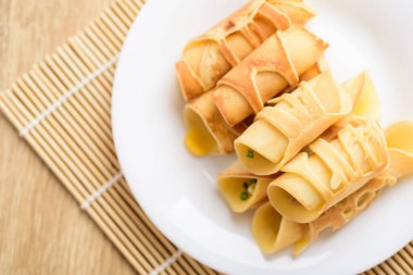 Tayland tatlısı (Khanom Tokyo), beyaz tabakta kıymalı krep rulosu malzemesi, Top view