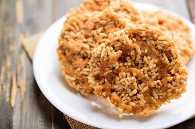 Çubuk şekerli kızarmış tatlı pirinç, Tayland yemeği (Khao Tan)