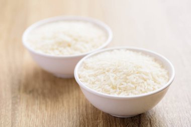 Organik Tayland Jasmine pirinç taneleri pişmeye hazırlanıyor.