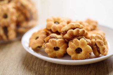 Tabakta ananas reçelli kraker (çiçek şekli) yemeye hazır, Tayland çerezi