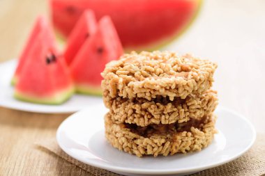 Kavrulmuş tatlı pirinç ve karpuz suyu karışımı şekerli çiseleme, Tayland yemeği (Khao Tan Nam Tangmo)