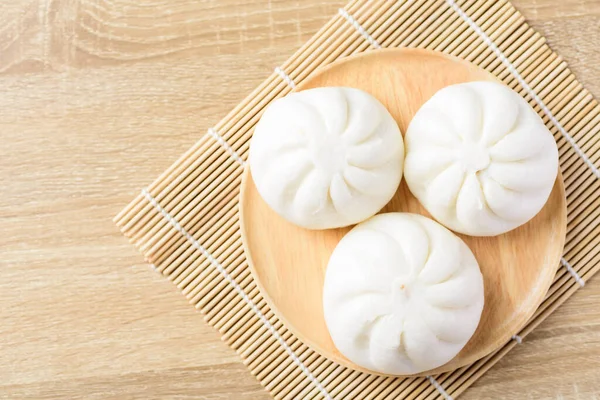Gestoomde Broodjes Houten Bord Klaar Eten Aziatisch Eten Top View — Stockfoto