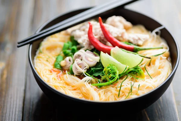 Zuppa Tagliatelle Riso Piccante Con Spezie Erbe Thai Tom Yum — Foto Stock