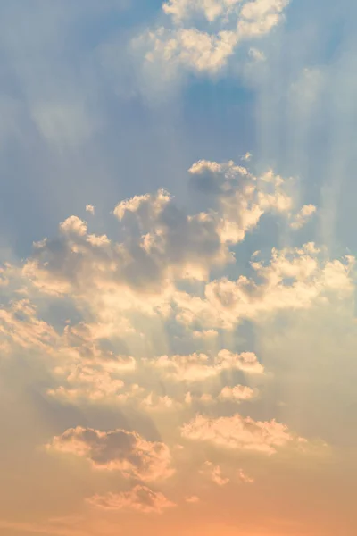 Gyönyörű Vanília Felhőkkel Naplemente Előtt Este — Stock Fotó