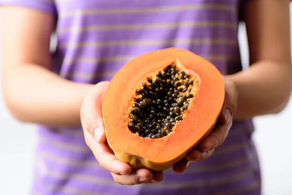 Fruta Mamão Meia Madura Segurando Mão Mulher Fruta Tropical — Fotografia de Stock