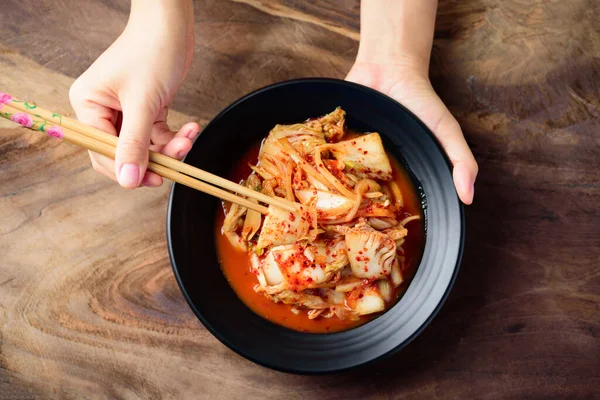 Cavolo Kimchi Piatto Nero Mangiare Con Bacchette Cibo Coreano Fatto — Foto Stock
