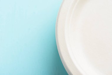 Biyolojik çözünebilir plaka, gübrelenebilir plaka ya da pastel renkli arka planda çevre dostu tek kullanımlık tabak